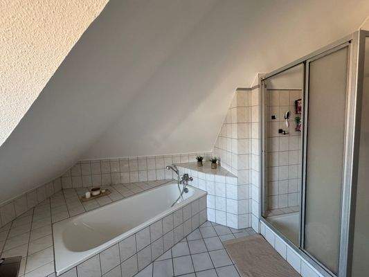 Badezimmer mit Dachschräge
