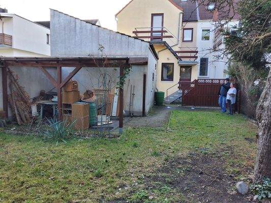 Gartenansicht mit überdachter Terrass und ehemaliger Backstube.jpg