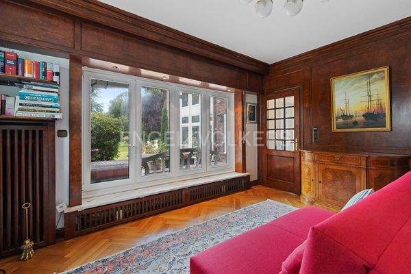 Arbeits- oder Lesezimmer in hanseatischem Stil mit Gartenblick