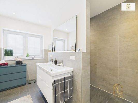 Badezimmer mit bodentiefer Dusche