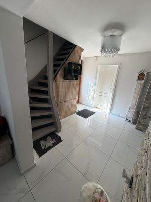 Fluransicht zum Eingang mit Treppe ins Obergeschoss.jpeg