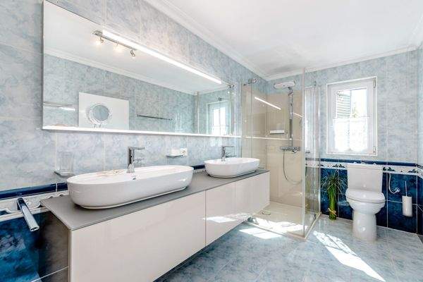 Eines von 2 Badezimmern