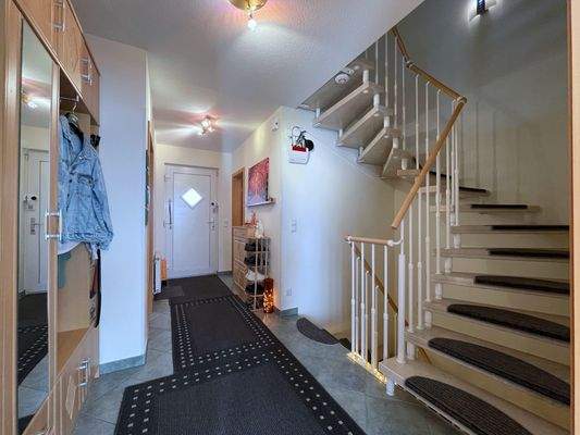 EG Flur mit Treppenhaus