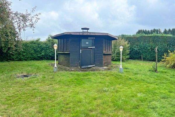 Gemütliches Grillhäuschen im Garten 