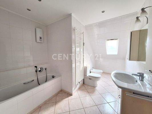 Tageslicht-Wannenbad mit Bidet