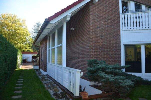 weiter um das Haus herum