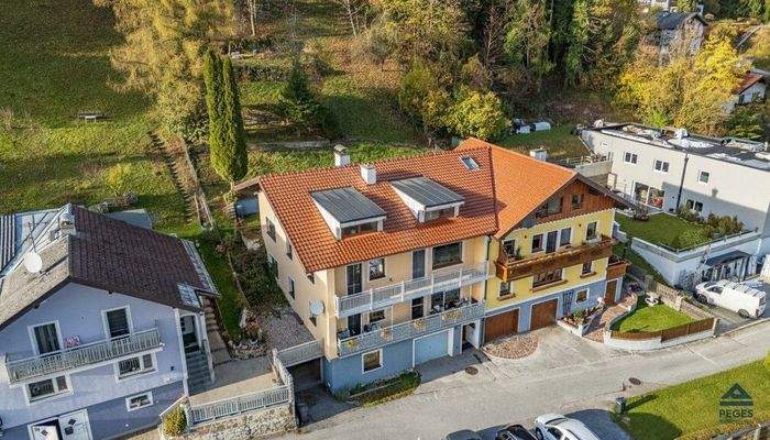 Hausansicht samt dahinter liegendem Garten