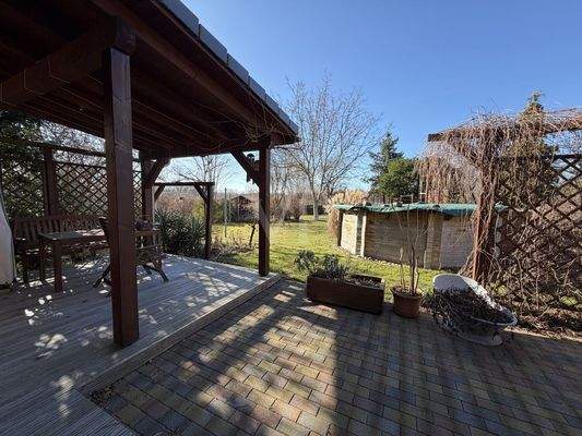 Urlaubsfeeling auf der eigenen Terrasse mit Blick auf den Pool