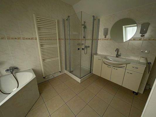 Vollbad mit Wanne und Dusche