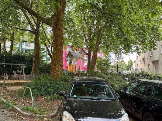 Spielplatz und Stellplätze vor den Häusern