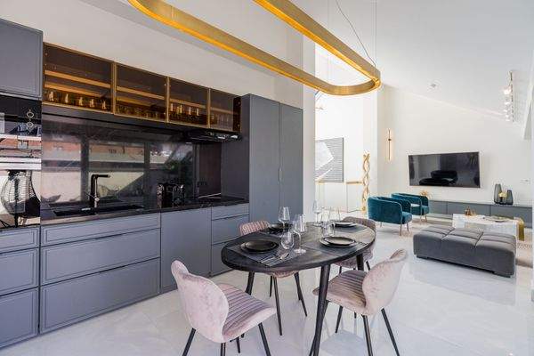 Voll-ausgestattete Einbauküche mit Essbereich