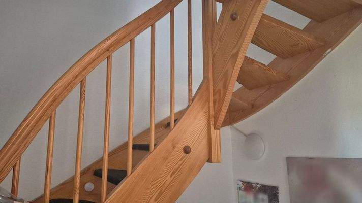 Treppe zur oberen Ebene