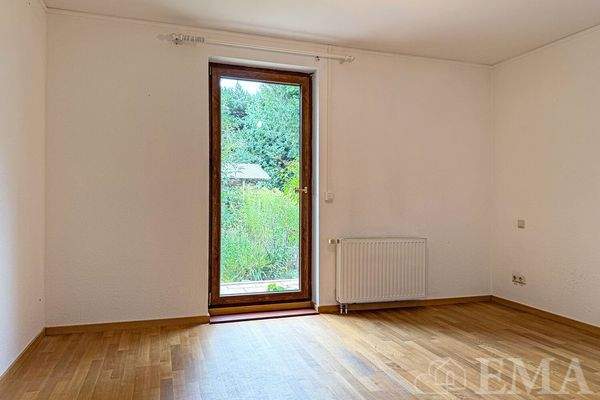 Zimmer mit Zugang in den Garten