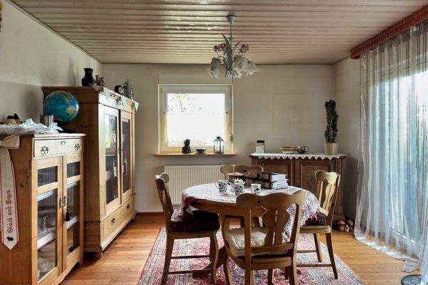 helles Esszimmer mit Zugang zur Terrasse