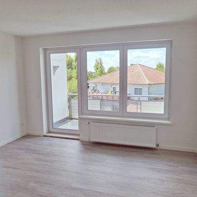 Wohnzimmer mit Austritt zum Balkon