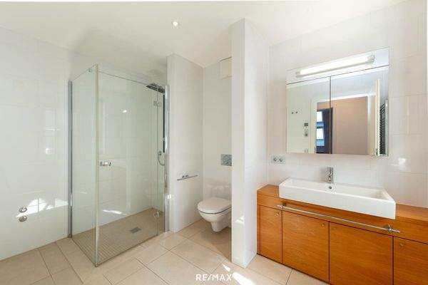 Modern ausgestattetes Bad