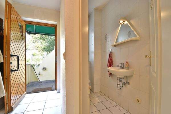 Eingangsbereich mit Blick ins Gäste-WC