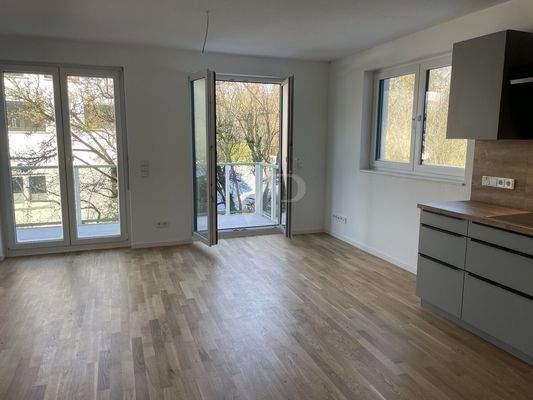 Wohnzimmerbereich mit Ausgang zum seitlichen Balkon