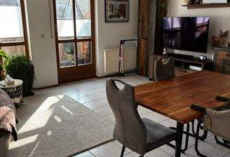 Wohnbereich mit Zugang zum Balkon.jpeg