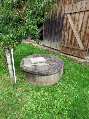 Brunnen mit Handpumpe im Hofraum   