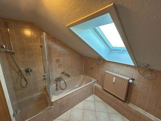 Tageslichtbad mit Wanne und Dusche