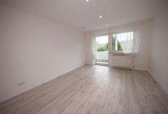 Wohnzimmer - Blick zum Balkon