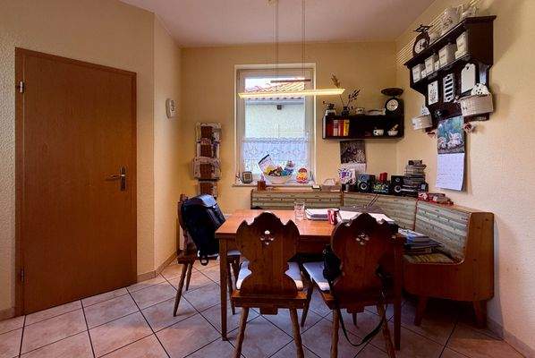 Küche mit Essplatz & Speisekammer