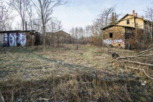 Blick von Grundstücksgrenze Straße am Bahnhof auf das Gelände