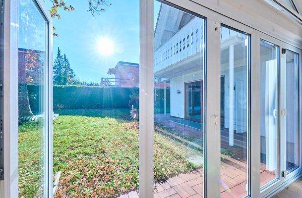 Blick in den Garten vom Pool-Haus