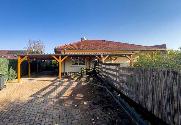 Einfahrt und Carport