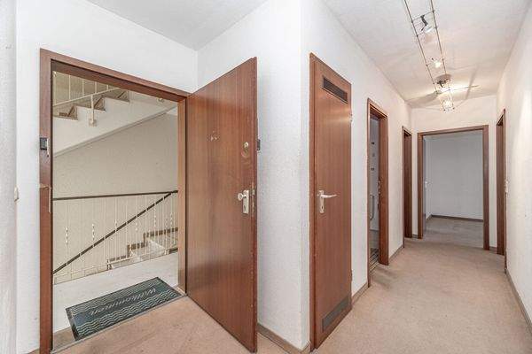 Flur mit Zugang zu allen Räumen