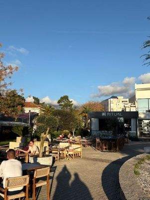 12:25: BLAUER Himmel+SONNE!