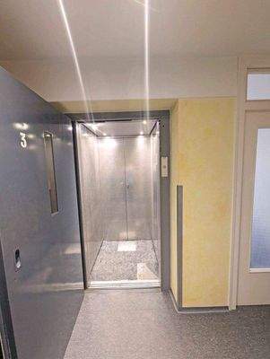 Treppenhaus 3. OG mit Aufzug 