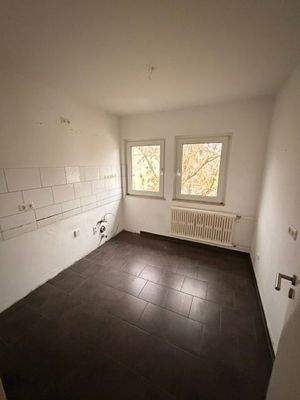 Leeres Zimmer mit Fenstern