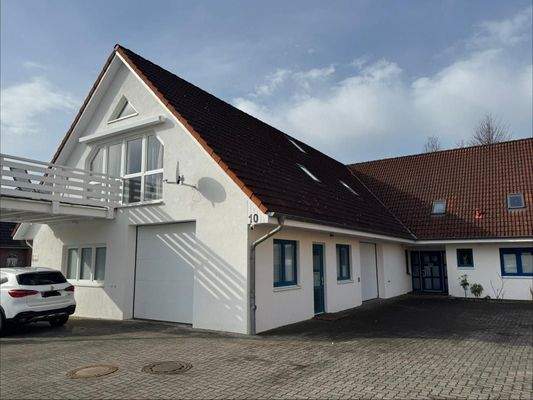 Vorderes und seitliches Sektionaltor, plus Eingagstür zur Halle, Seitlich  noch Gewerberäume