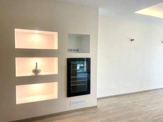 Weinkühlschrank Regal Vase.jpg