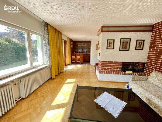 Wohnzimmer mit Kamin & Bar