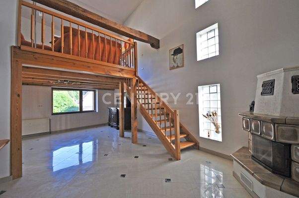 Wohnzimmer mit Kamin und Galerie