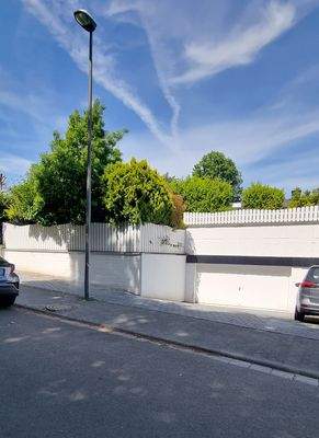 Ansicht auf die Garage und Parkflächen