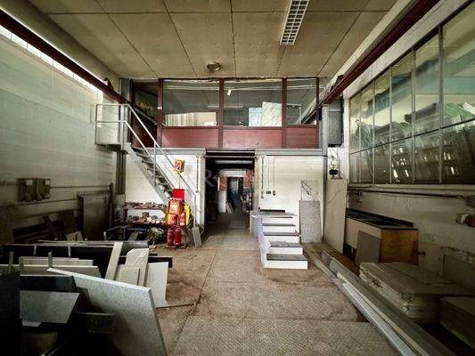 Zugang zu Büro und Ausstellungsflächen