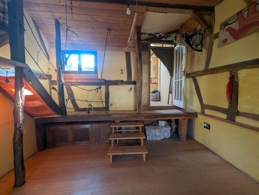 Zimmer mit Schwingseilen Wohnung rechts