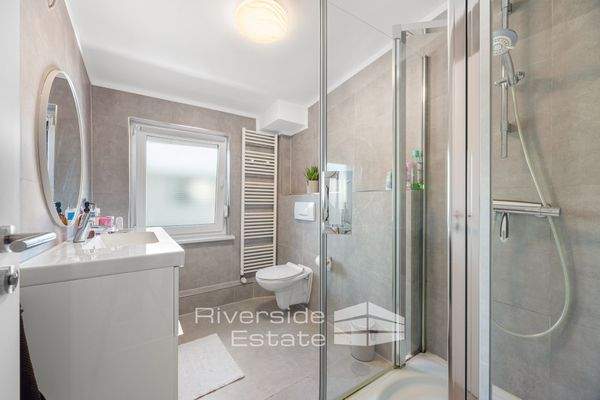 Bad mit Dusche im Obergeschoss