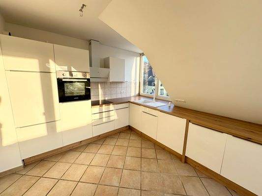 helle Küche mit Einbauküche