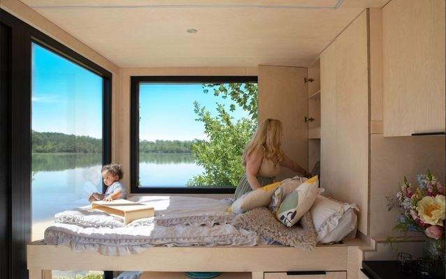 Bett mit großen Fenster