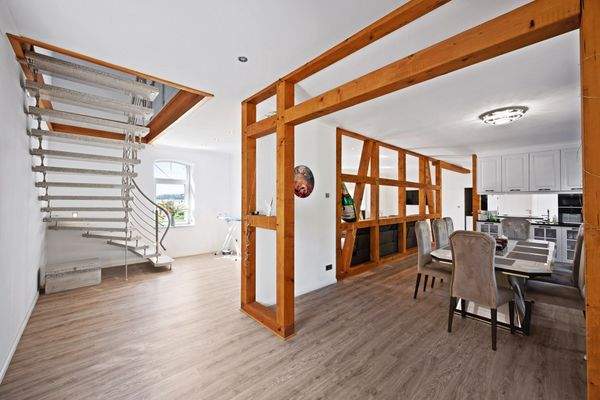 Hauseingangsbereich mit Flur und Natursteintreppe