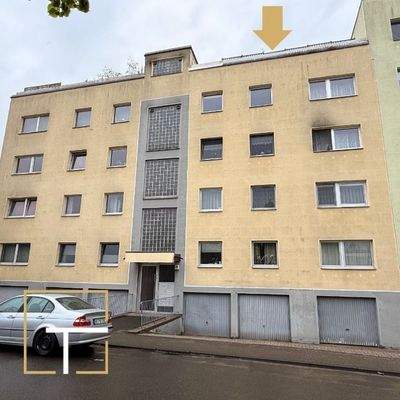 Mehrfamilienhaus mit Auto