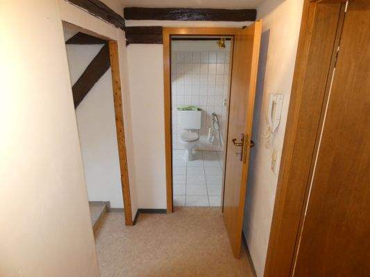 Flur mit Blick ins Badezimmer
