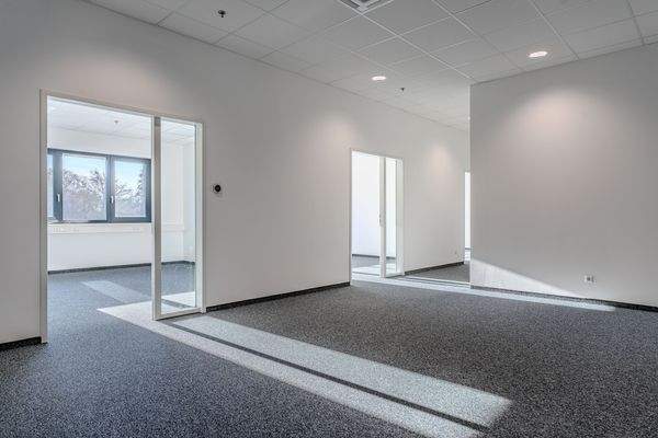 Leerer Büroraum mit Fenster