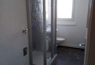 Modernes Bad mit Dusche