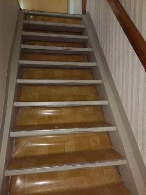 Haus 2 - Treppe zum Obergeschoss.jpg